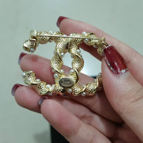 Chanel fashion brooch - Picture 5 of 9